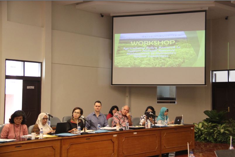 Workshop participants from University of Indonesia, the World Agroforestry Centre (ICRAF), University of New England, and FOERDIA